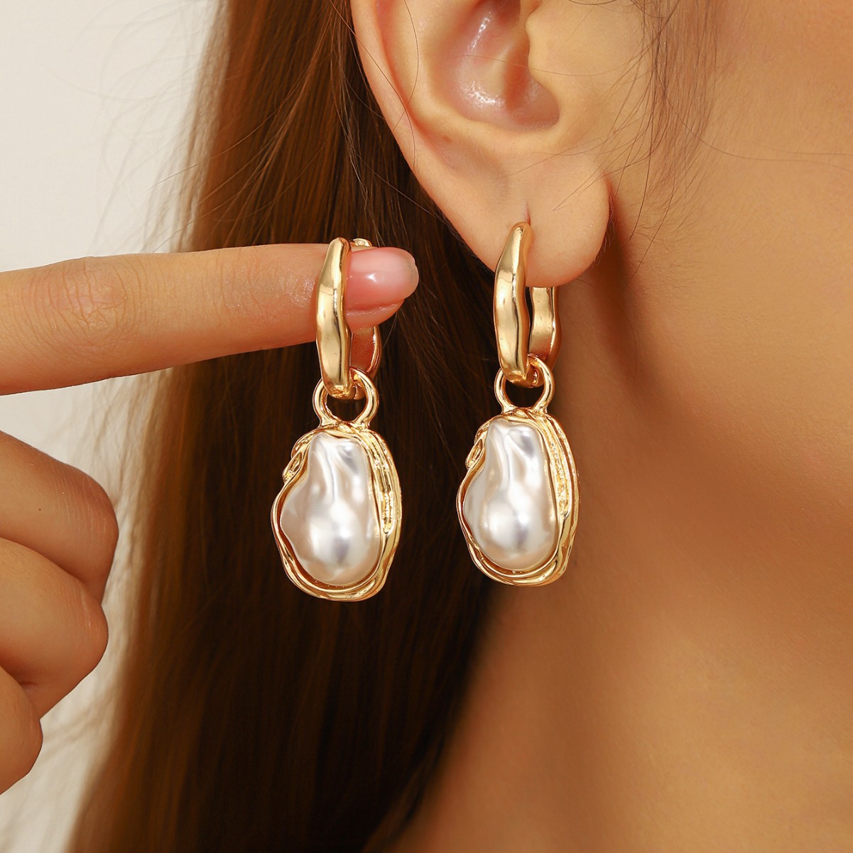 Brincos de pérola de plástico em liga metálica, com fecho em gota de água dourada, estilo europeu e americano, perfeitos para mulheres em viagens de férias._voghion.com