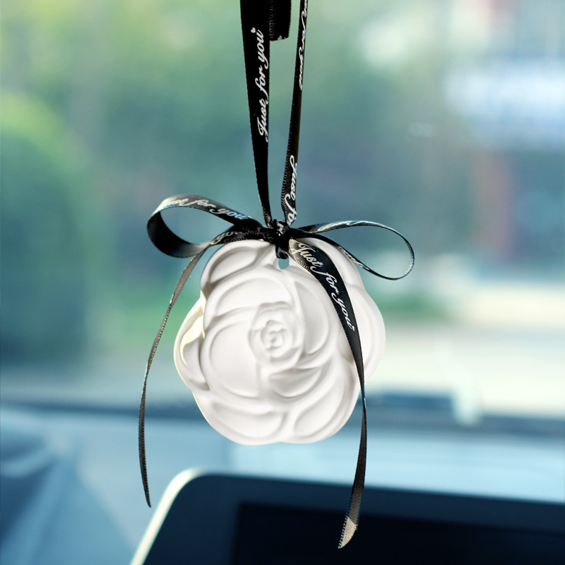 Camellia colgante de automóvil perfumado para automóvil espejo retrovisor colgante tira magnética goteo perfume decoración interior del automóvil