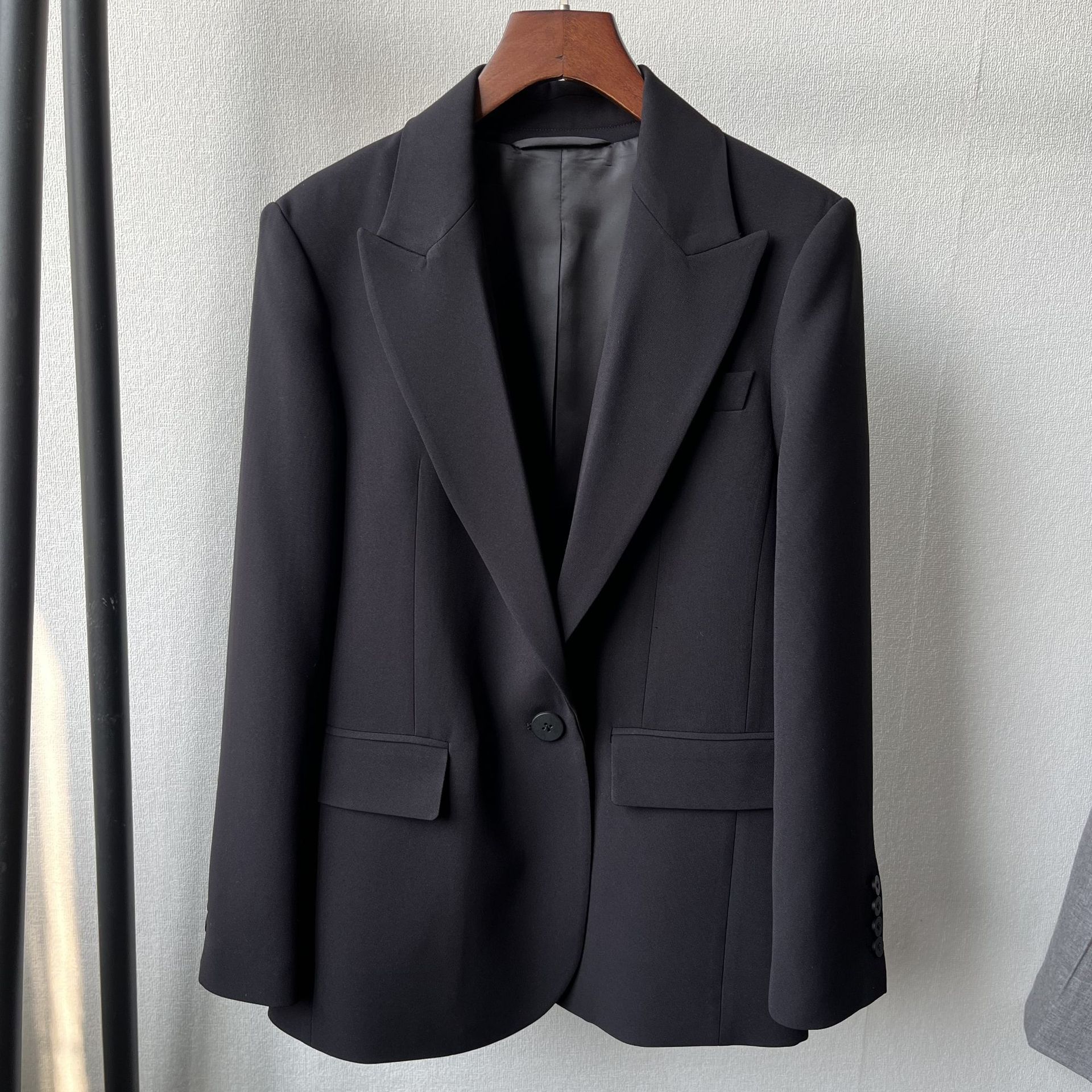 Max家2025春の新型高級感通勤シンプルな経典一粒ボタン三酢酸スーツの女性