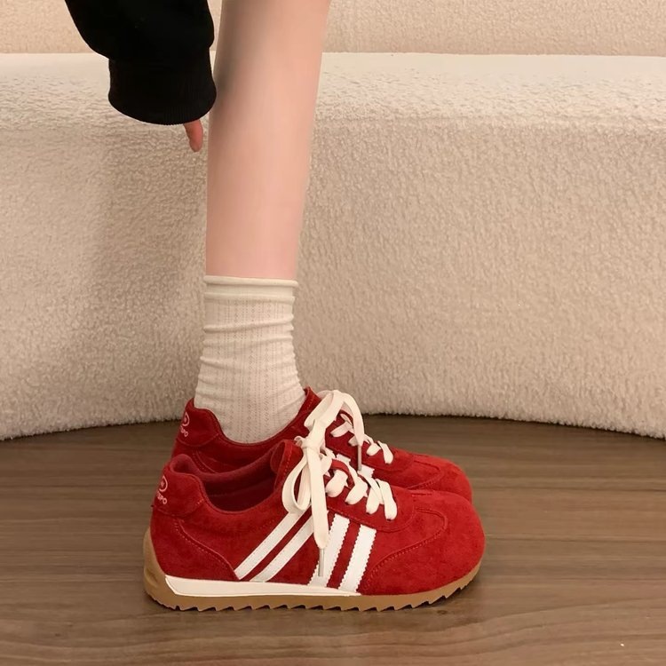 Zapatos de entrenamiento retro rojo coreano 2026 nuevos zapatos de mujer de verano con suela gruesa de estilo de escuela zapatos de skate casuales
