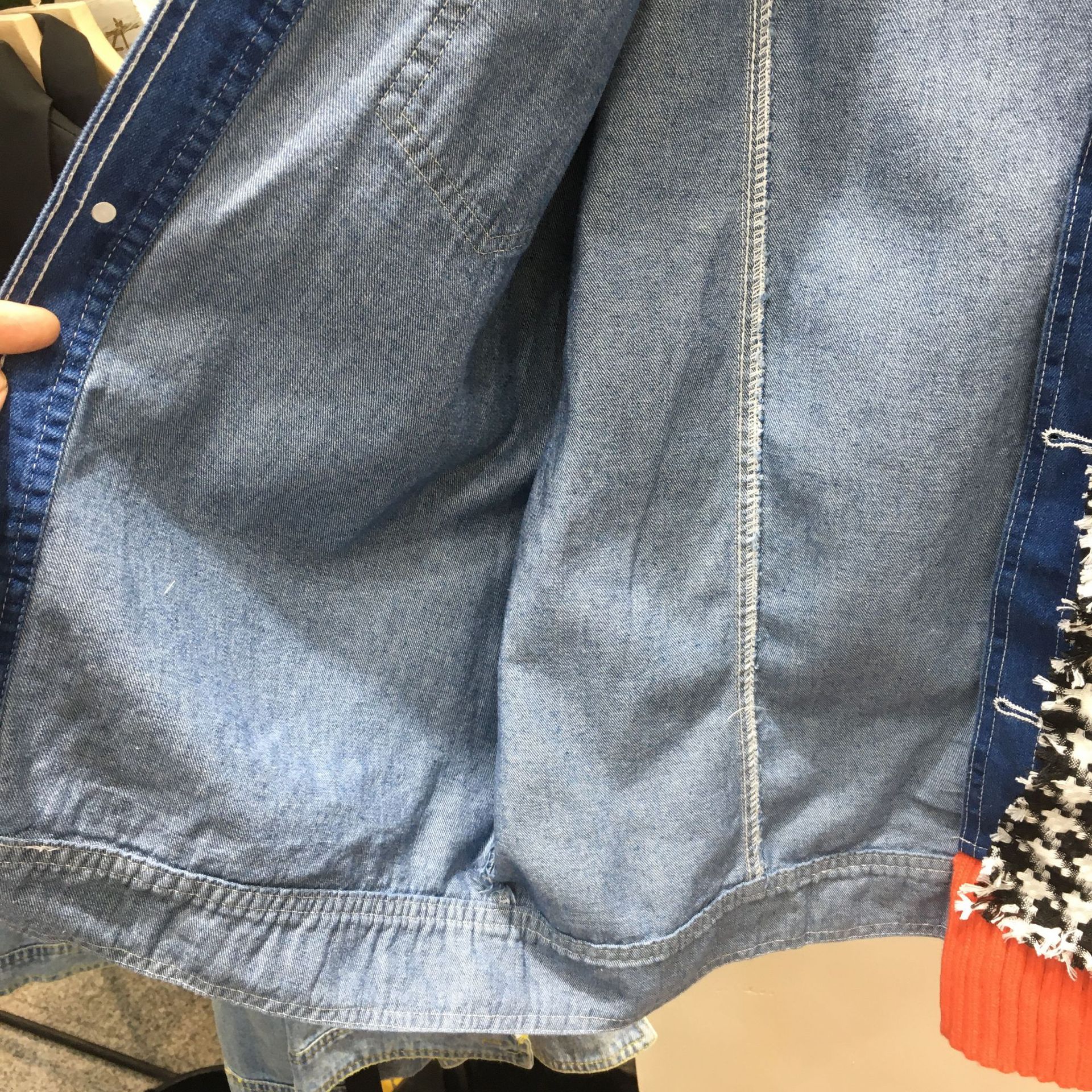 Giacca di jeans donna a quadri con frange e maniche in maglia_voghion.com