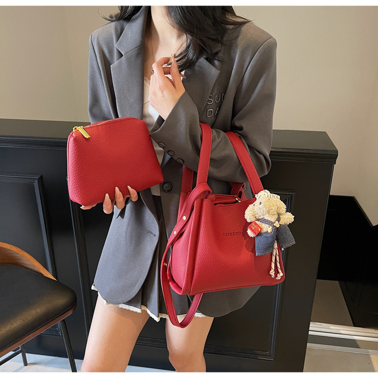 This year's popular bags for ladies are the 2025 new Korean-style simple and versatile crossbody bag and the retro commuting hand-held bucket bag undefined