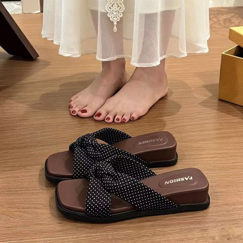 2026 verano nuevo temperamento de moda dulce arco ondulado punto de una palabra antideslizante talón casual zapatillas de fondo plano image 7