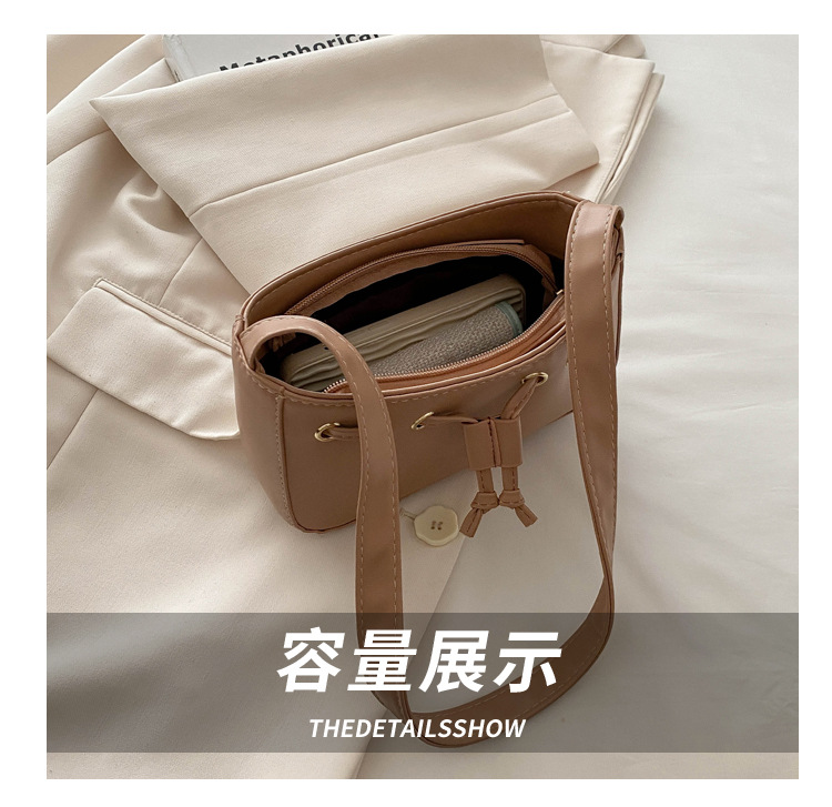 The new autumn/winter 2024 collection of women's bags features a retro and simple Korean-style underarm bag. This year, hand-held bags are in vogue, exuding a sense of sophistication undefined