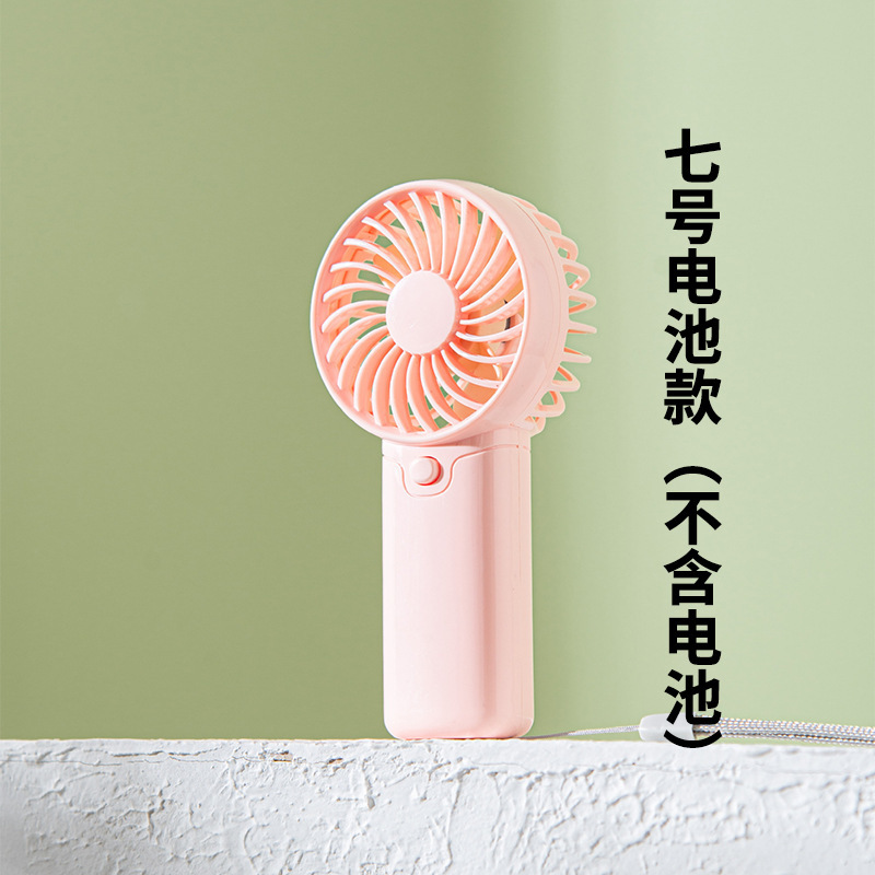 クロスボーダーの爆発物は小さい扇風機の乾電池を持っています。|undefined