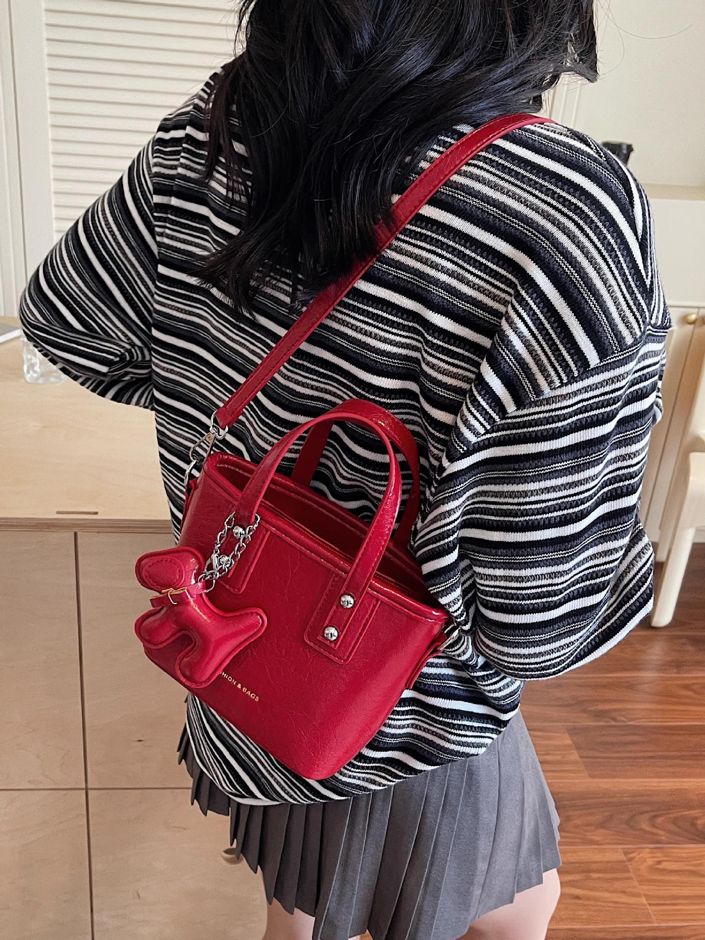 Bolso popular de este año para mujeres 2025, nuevo paquete de cubo de textura transfronteriza de alta calidad, moda versátil bolso de mochila superfuego