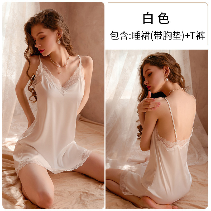 흰색 잠옷 + 속옷 (가슴 패드 포함)
