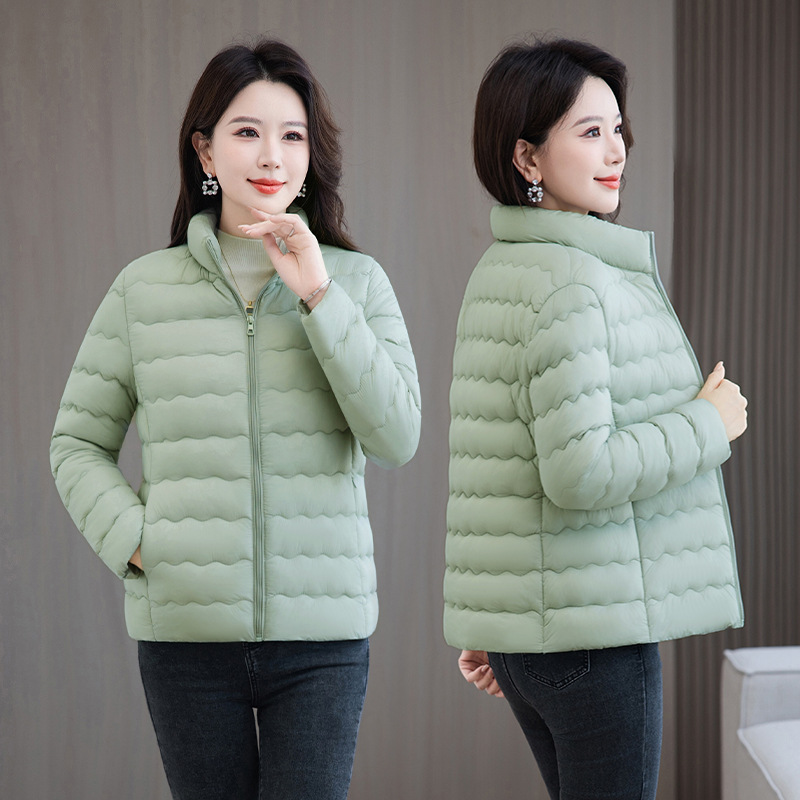 25 temperamento ligero y delgado ropa de damas gruesa 2025 invierno corto de mediana edad nuevo estilo casual abrigo de cuello ligero para mantener el calor