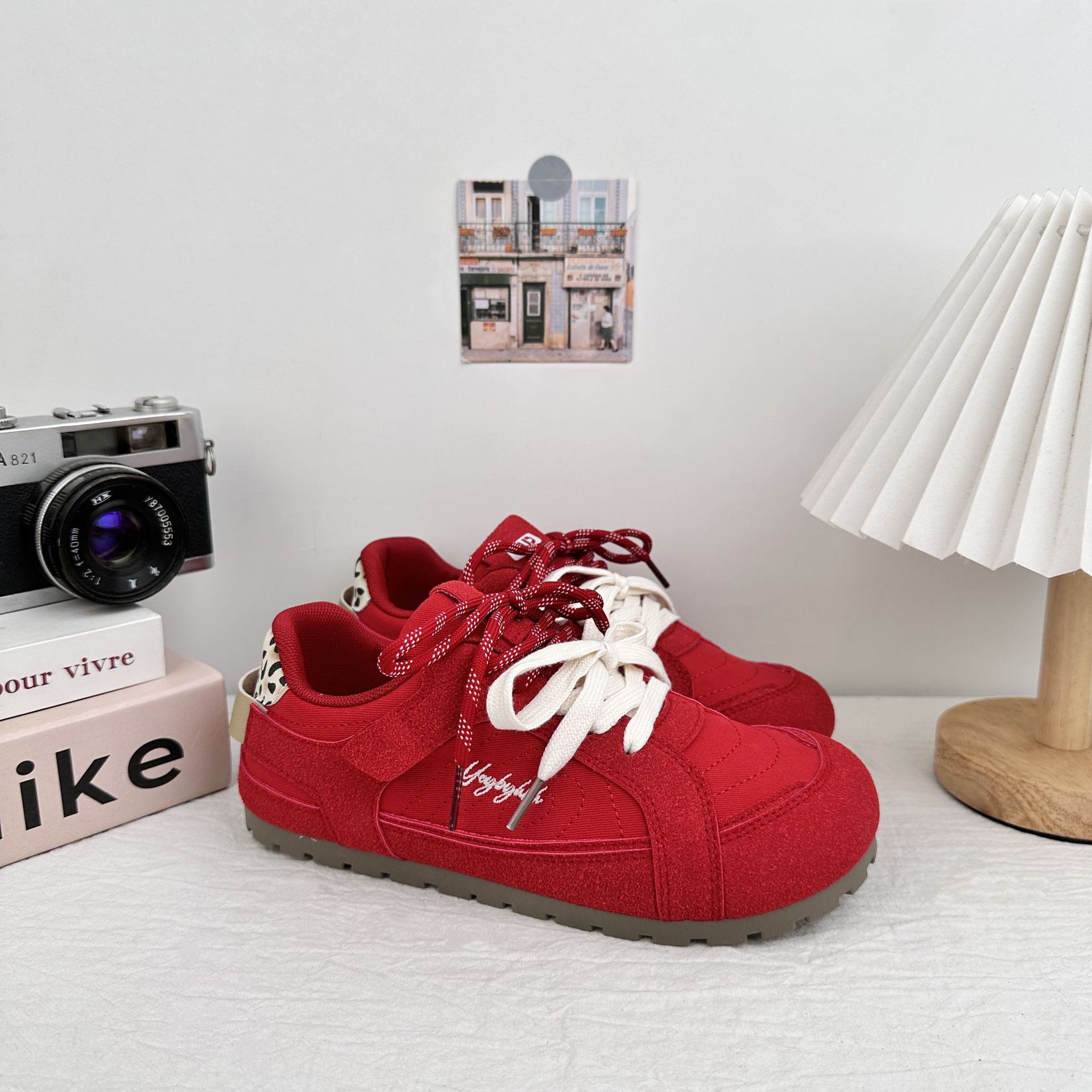 Zapatos de entrenamiento de niñas de verano de 2025 nuevos modelos de explosión con falda casual zapatos de skate pequeños zapatos blancos