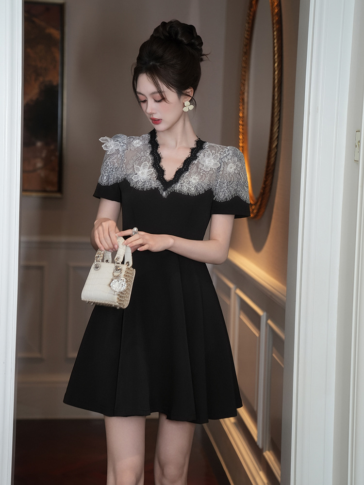 Váy chữ A cổ chữ V phối ren thắt eo phong cách Pháp — Màu đen