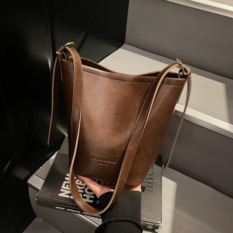 Bolsa de cubo retro coreana para mujeres 2025 nuevo invierno de alta calidad bolso de madre de sensación de hombro casual bolso de hombro