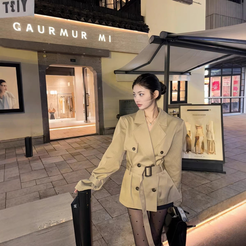 Waist-Cinching Khaki Trench Coat with a British Style, High-End and Elegant, Suitable for Petite Figures, Mid-Length Trench Coat Waist-Cinching Khaki Trench Coat with a British Style, High-End and Elegant, Suitable for Petite Figures, Mid-Length Trench Coat