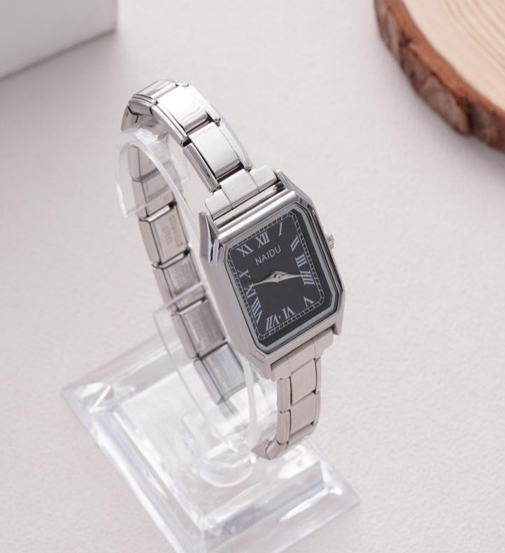 韓国版の女性の腕時計のドリルの弾力性の小さい気質のブレスレットの満天の星のレジャーの学生の男性の石英の時計は国境を越えます。