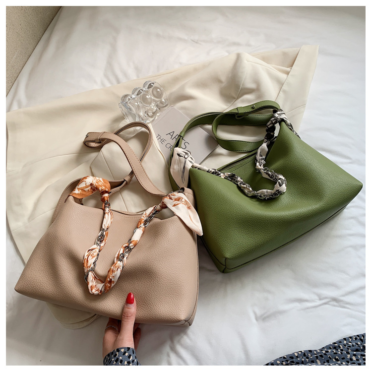 Wholesale Simple Solid Color Silk Scarf Handle One-shoulder Messenger Bag Nihaojewelry display picture 6