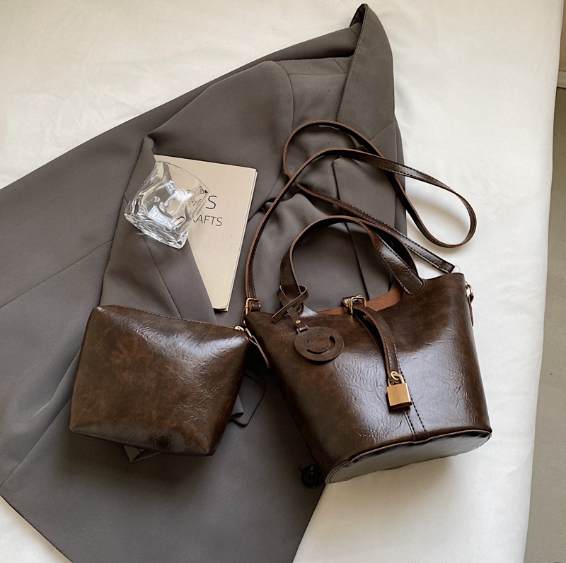 Bolso retro versátil para mujeres 2024 moda nuevo bolso de cubo de mano alta textura de transporte aéreo bolso de mochila