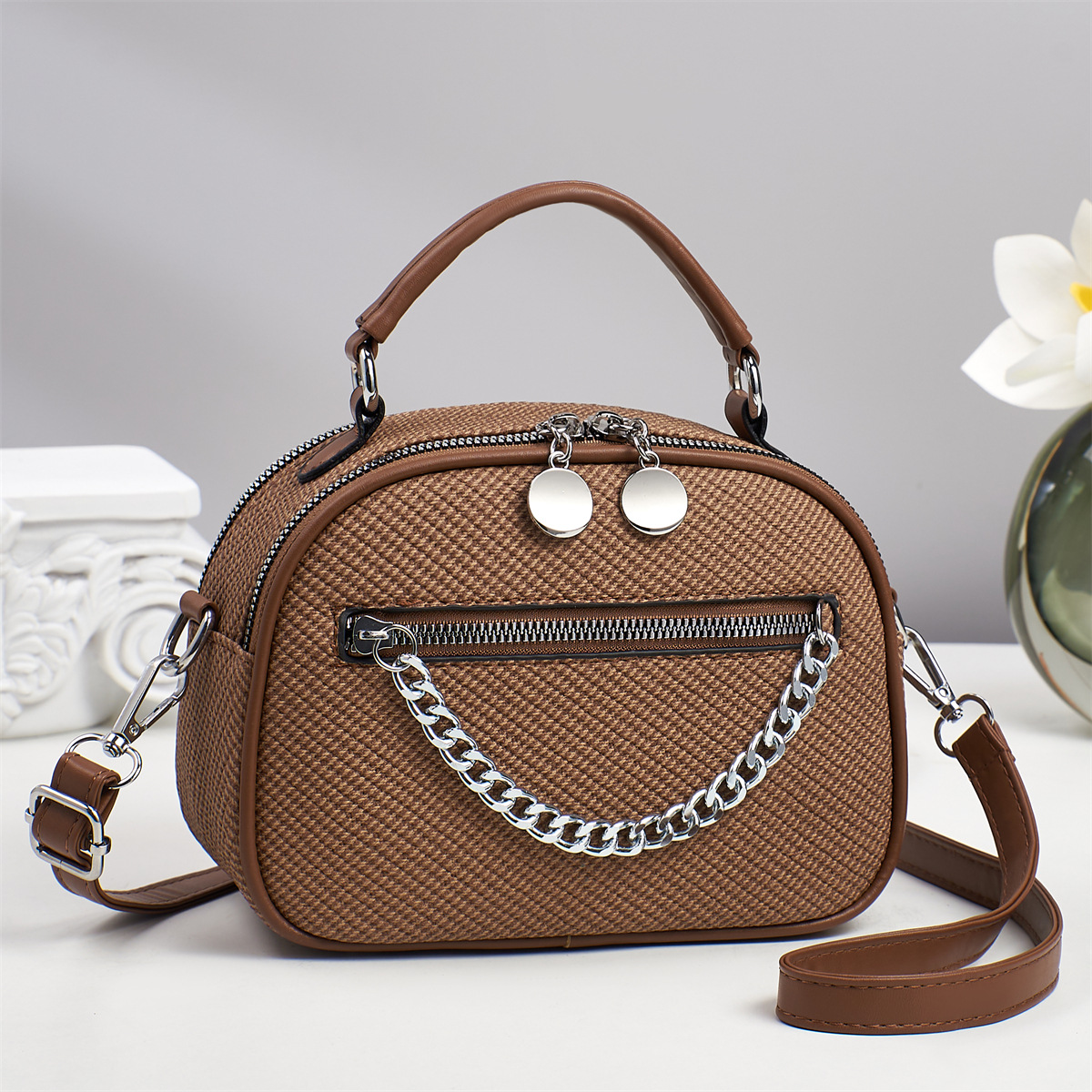 Nuevo estilo de lujo ligero patrón de serpiente moda todo-fósforo casual viajero portátil pequeño bolso redondo hombro diagonal bolso de mujer