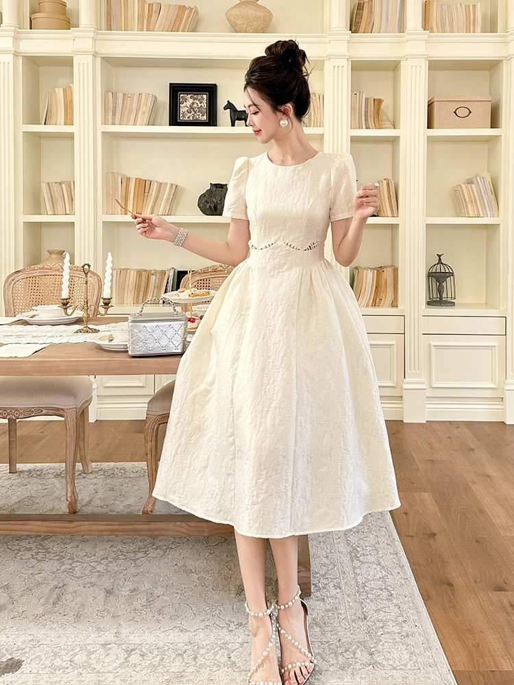 Đầm maxi nữ kiểu Pháp cổ tròn eo khoét lỗ xếp ly vạt rộng — mơ