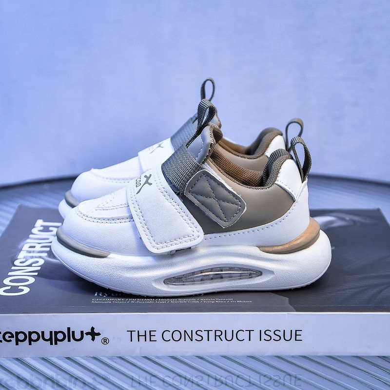 Zapatillas de plataforma para niños y niñas 2024 primavera y otoño nuevos zapatos deportivos para niños zapatos deportivos de cuero de fondo suave para niños pequeños y medianos marea