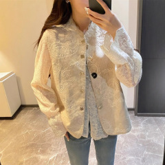 新中国式重工刺繍国風女装馬甲はベストを重ねて着ています。