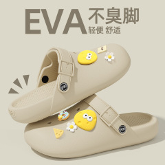 糞感洞靴を踏む女性夏2025新型の外は滑り止めビーチの厚い底の包頭eva柔らかい底の漫画のスリッパを履いています。