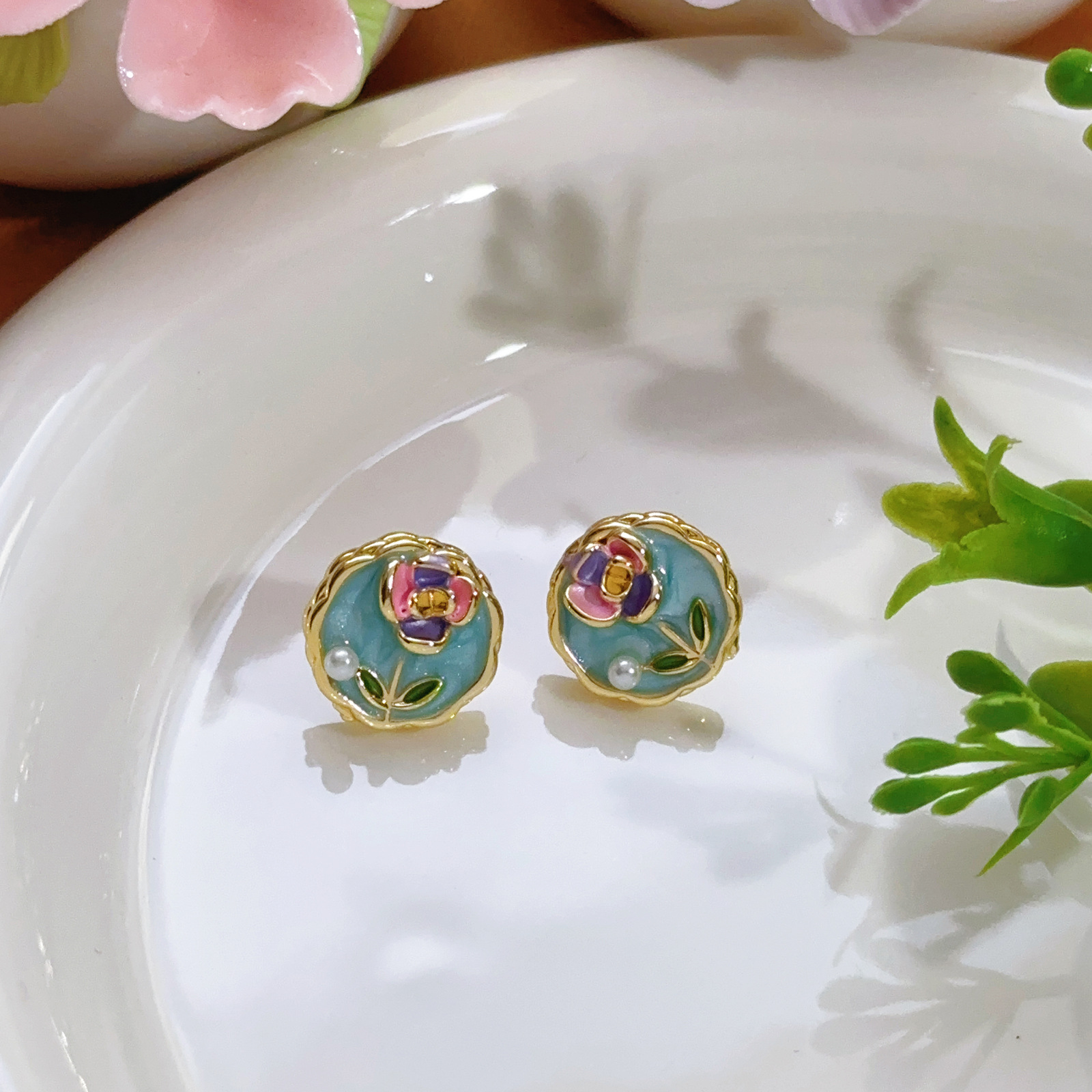 Pendientes de perlas Zhuji, temperamento blanco francés, pendientes antiguos, desplazamientos diarios, lujo ligero, joyería de orejas de alta gama al por mayor