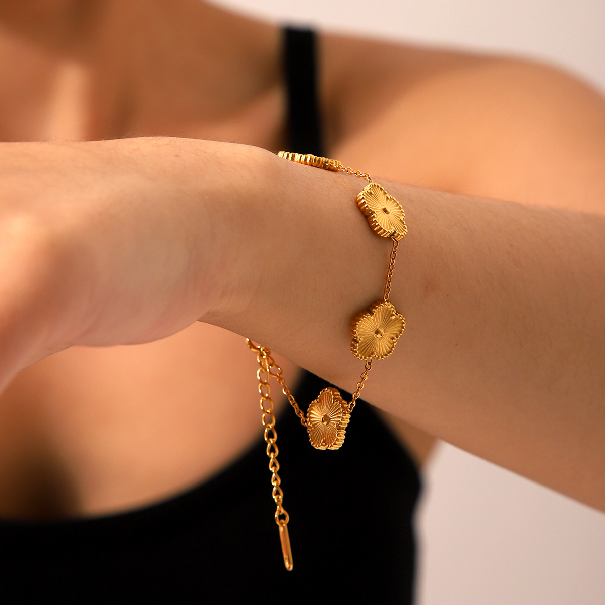 Europa y los Estados Unidos explotaron a través de fronteras, la suerte de cuatro hojas de acero de titanio pulsera dorada doble cara de acero inoxidable de cinco pétalos pulsera de flores joyería