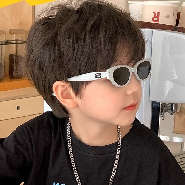 Children's sunglasses for boys, trendy and fashionable UV-protective sunglasses for babies, polarized retro cat-eye sunglasses for girls, children's sun protection glasses.