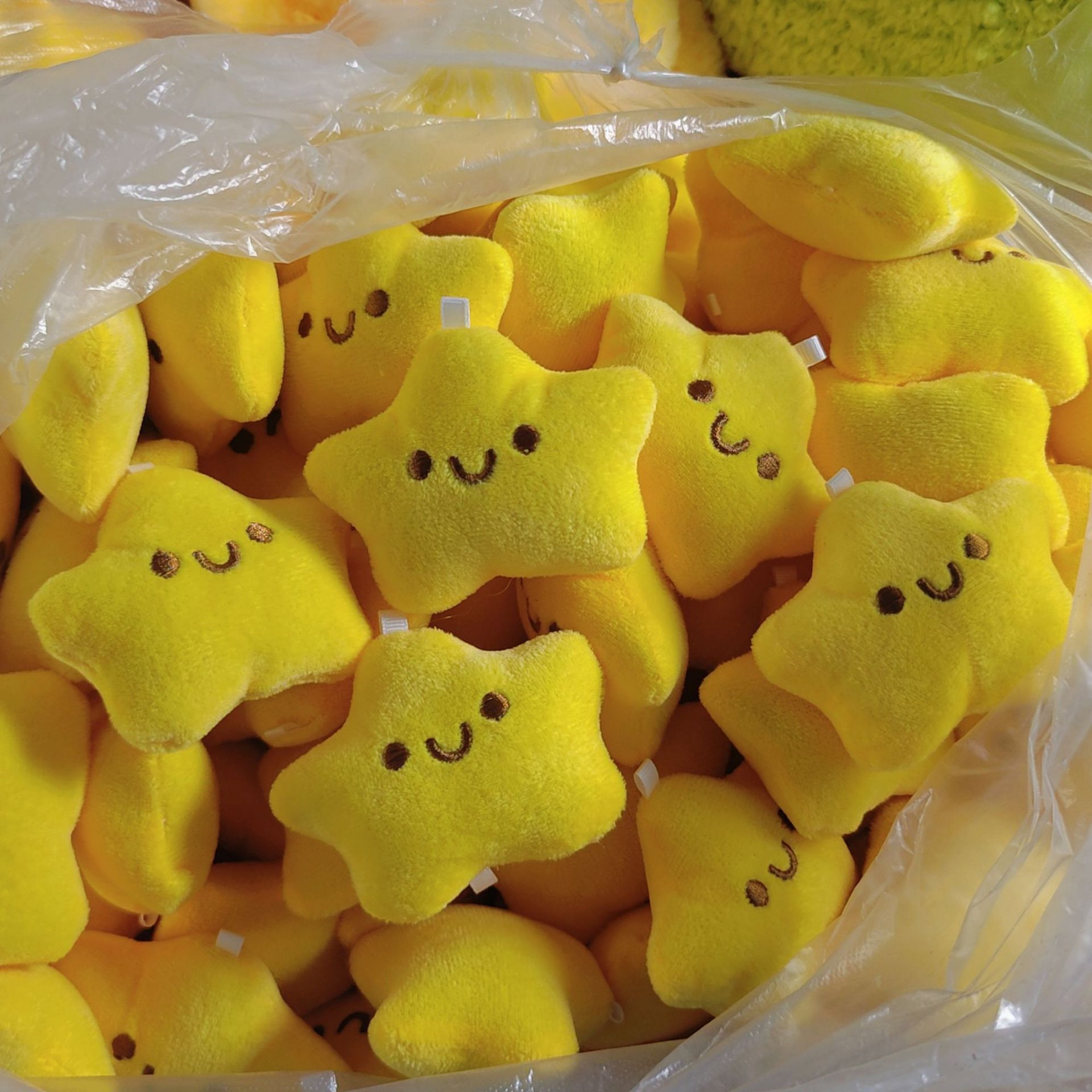 Hermosa niña peluche estrellas chirriantes colgantes desempaquetado llaveros bolsas de estudiantes joyas colgantes de dibujos animados al por mayor image 7