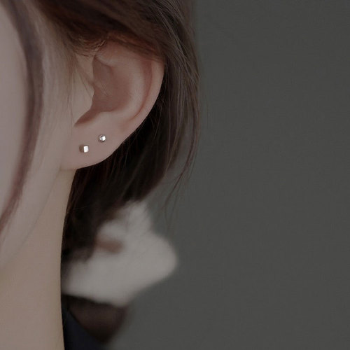 999 Pure Silver Needles Earrings Piercing Earrings  New Style Unique Design High-end Bone Stud Earrings