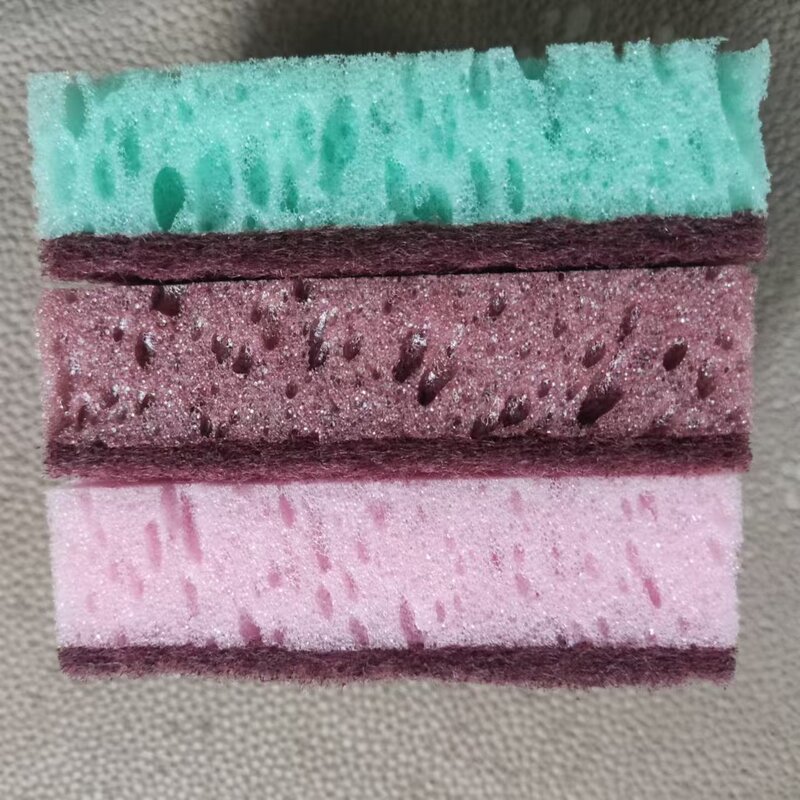 台所の高泡海藻スポンジは高密で厚い穴を厚くしたスポンジの塊を拭いて食器を洗って台所の食器を洗う|undefined