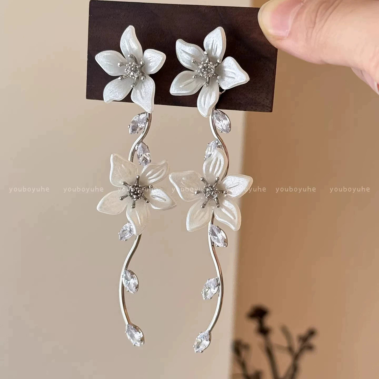 2026 viento falso sensación de atmósfera super inmortal pendientes de flores de malla temperamento suave de chiffon para mujeres pendientes