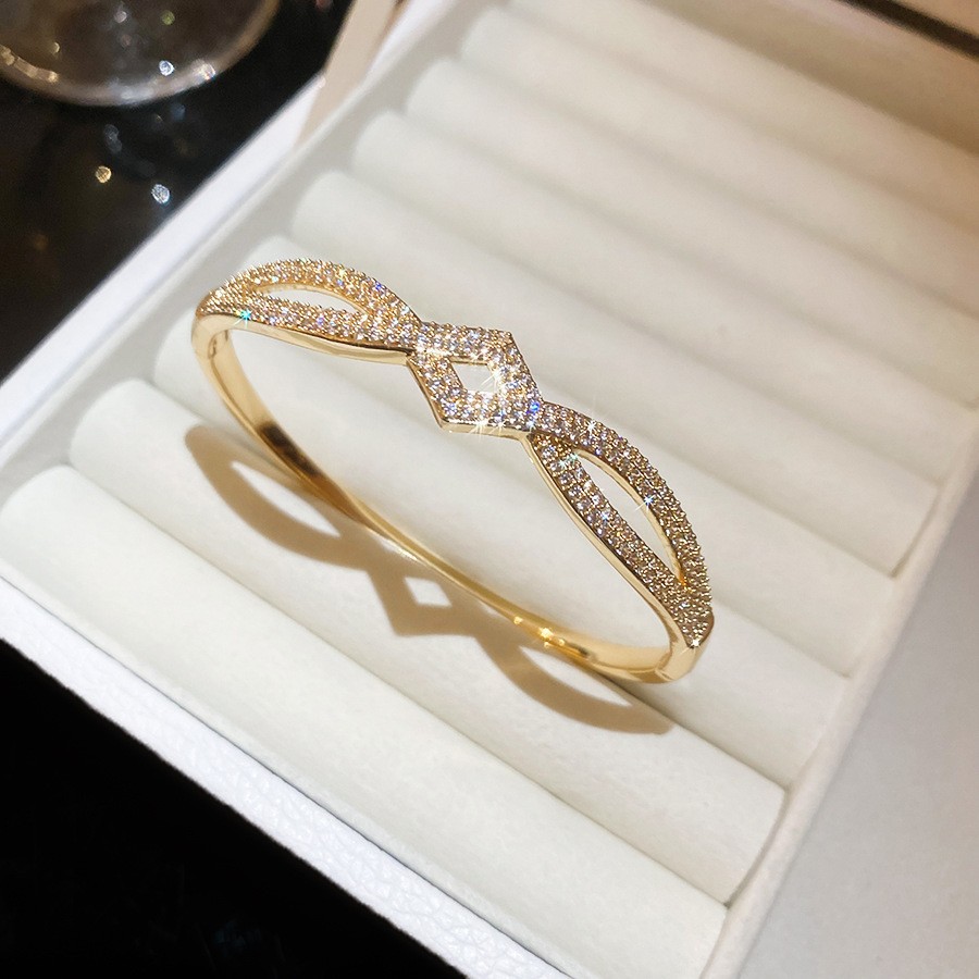 Pulsera Abierta con Letras Incrustadas de Diamantes y Baño de Oro Real, Pulsera Versátil de Nicho, Nuevo Modelo 2026, Joyería de Lujo Ligero de Alta Gama para Mujer