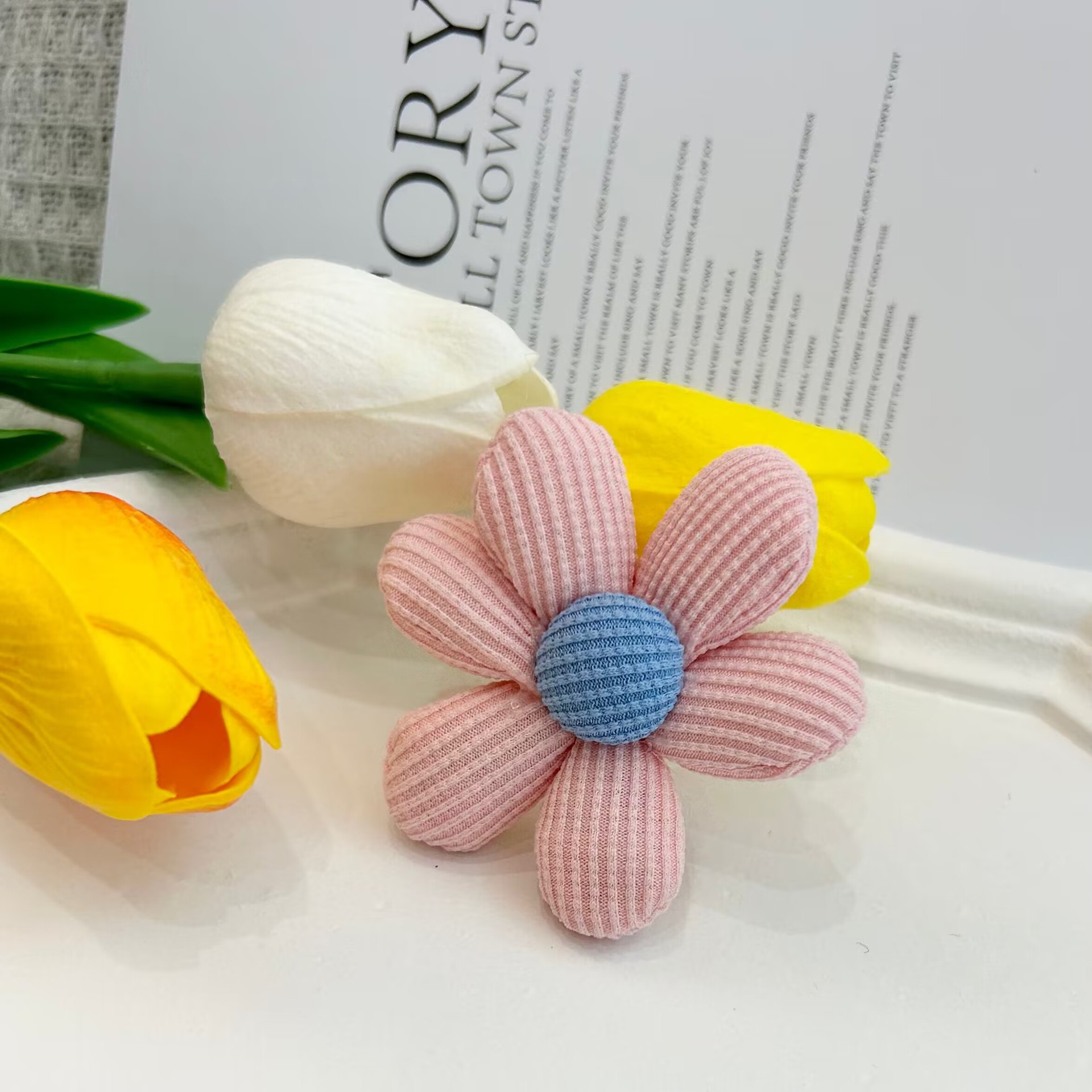 トウモロコシの粒の七色のかわいい花の部品のDIYは綿の6弁の花の頭飾りの部品のブローチの部品の卸売りを詰めます。