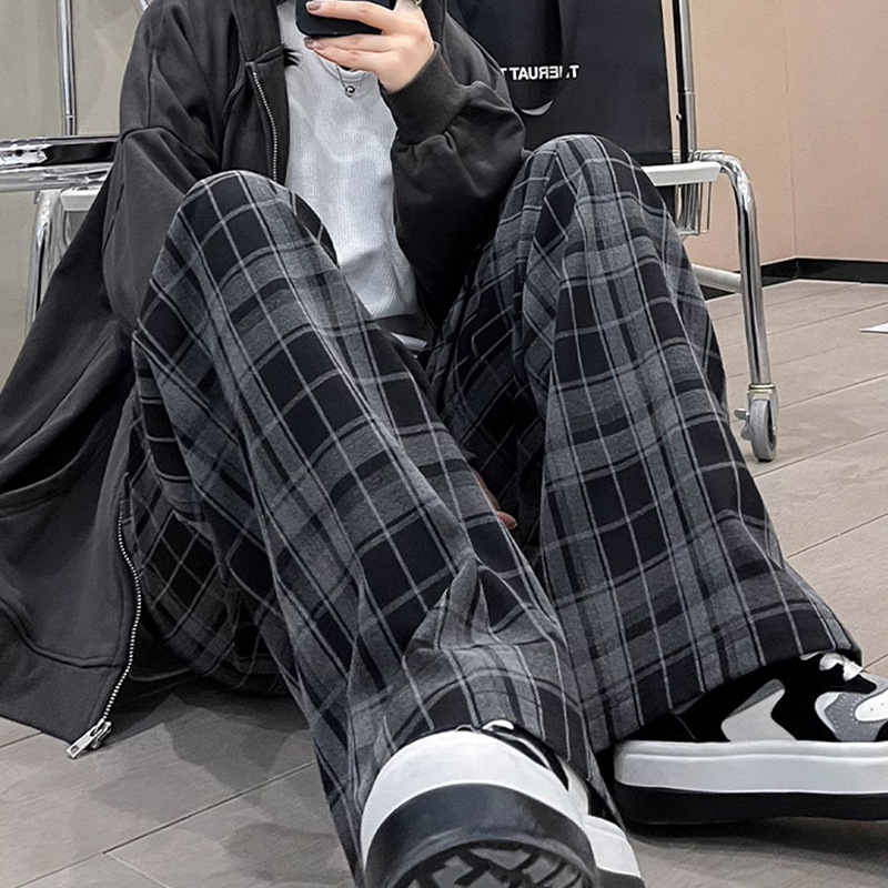 2025年秋冬向け、妊婦さん向けの裏起毛チェック柄パンツ。ゆったりとしたカジュアルで快適なハイウエストで、着痩せ効果も期待できる妊婦さん向け冬服です。