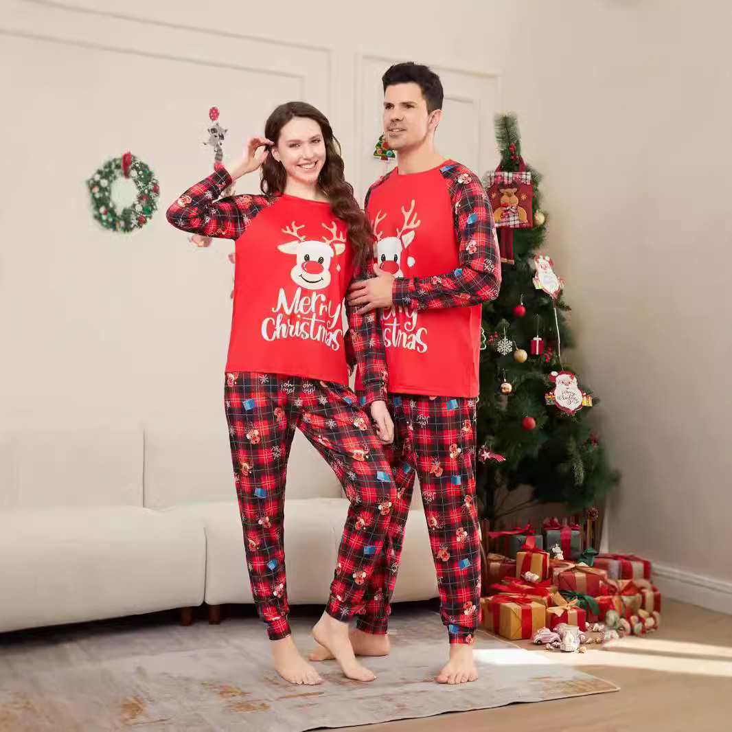 Robe de famille de Noël à carreaux avec lettres et flocons de neige et cerfs imprimés_voghion.com