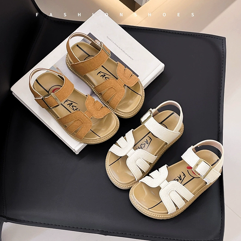 Внешняя торговля Сандалии 2025 Летние новые детские дикие повседневные сандалии Корейская версия девушки не белая пляжная обувь с открытым носком