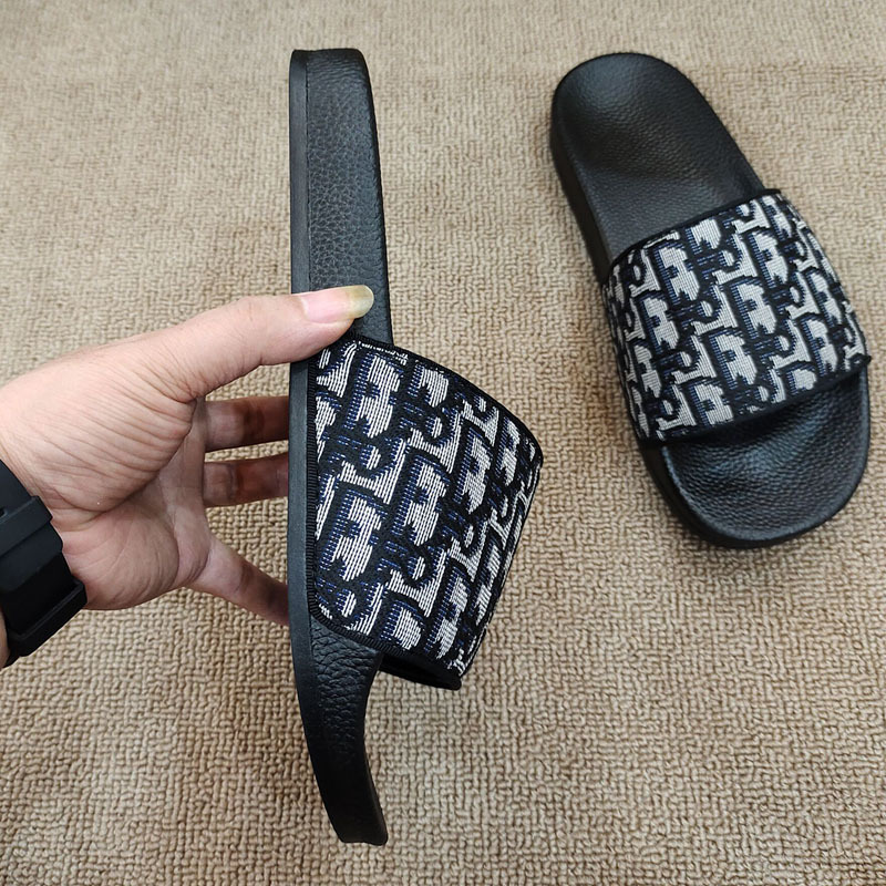 2025 European Station Summer New Couple Pantuflas Hombres y mujeres Europeos y americanos Zapatillas de alta gama para hombres