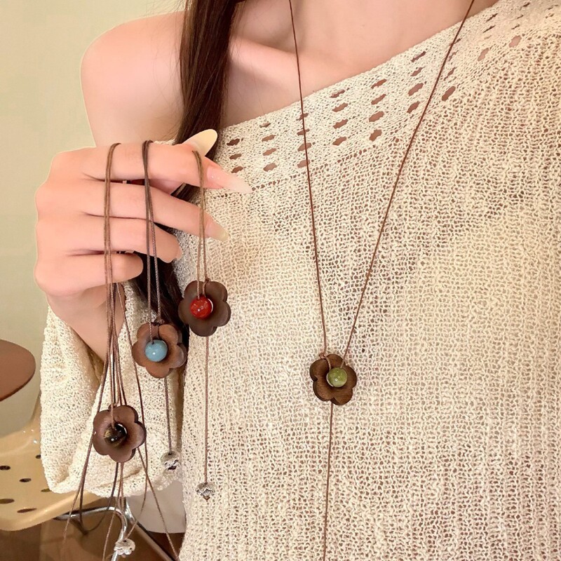[Peach Tea] Medieval Flower Raft Retro Literary Style Wooden Flower Beaded Women's Long Halter Necklace Accessories