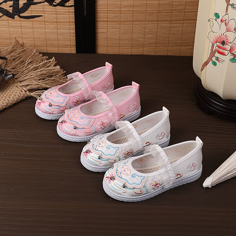 Прямые поставки с фабрики новых весенне-осенних вышитых туфель для девочек, детских тканевых туфель в старинном стиле, детских туфель в китайском стиле Hanfu, традиционной обуви.