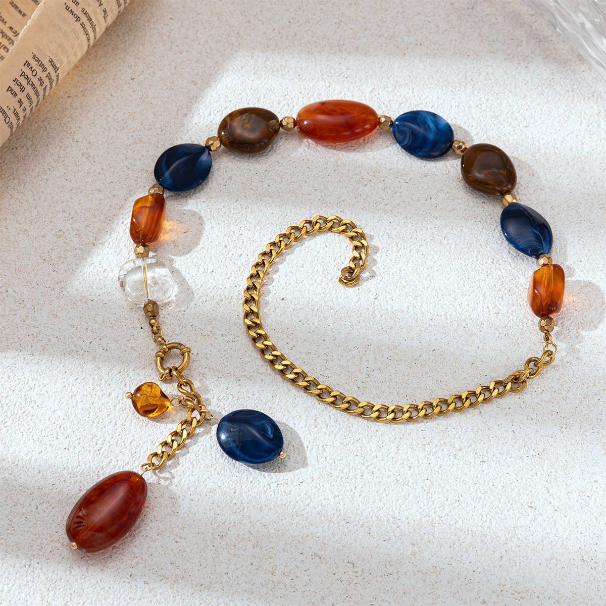 Collar de acero inoxidable de estilo europeo y americano, ligero y lujoso, collar de cuentas acrílicas de nicho para mujeres no se desvanecen en ventas transfronterizas calientes