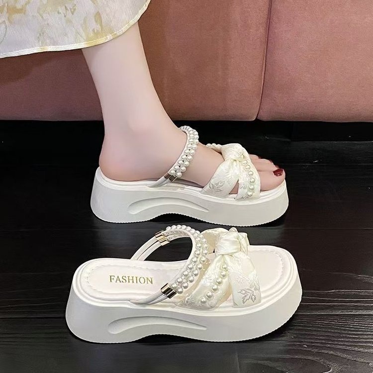 Zapatillas de estilo nacional de perlas para mujeres de verano 2026 nuevo estilo de hadas con falda no cansarse pies zapatillas frías damas