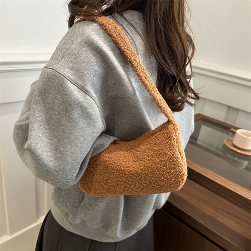 2025 Quality Fashion Niche Design Large Capacity Personal Stylish Trendy Crossbody Handbag with New Moon Shape