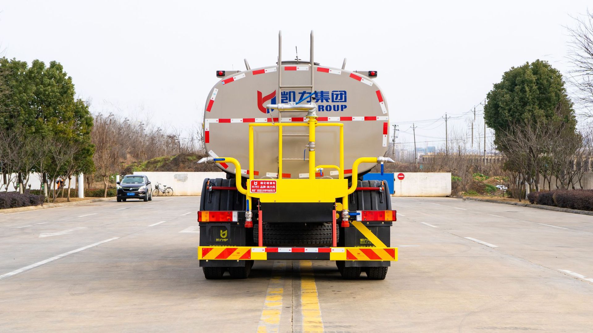 18.5-Ton Dongfeng Tianlong Rear Eight-Wheel Dust-Reducing Vehicle, Spraying to Reduce Dust, Efficient Dust-Reducing Tool for Garden Sanitation and Sprinkler Trucks