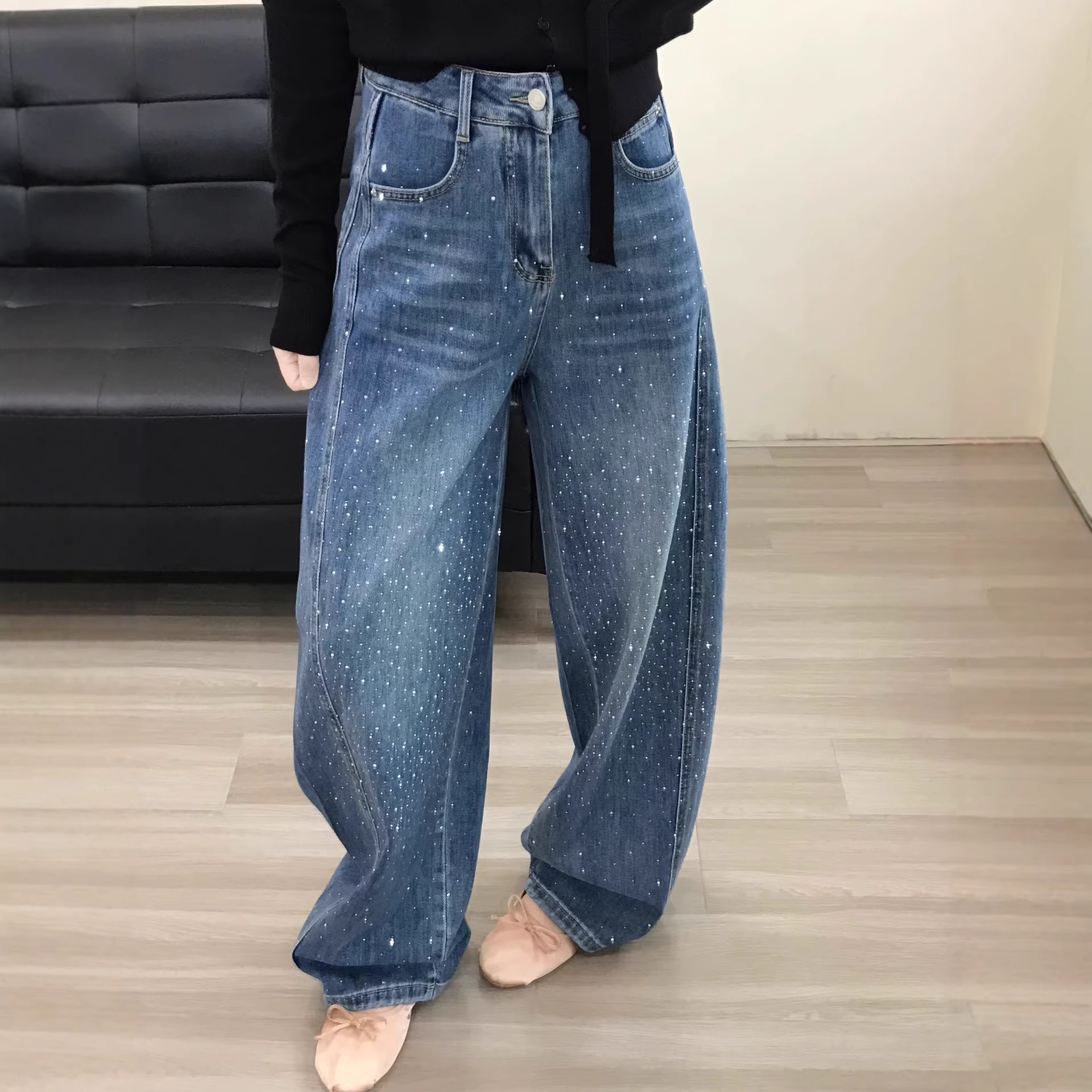 Damesjeans met gebogen pijpen, losse pasvorm, versierd met strass-steentjes, vierweg stretch denim, rechte pijpen, lange casual stijl._voghion.com