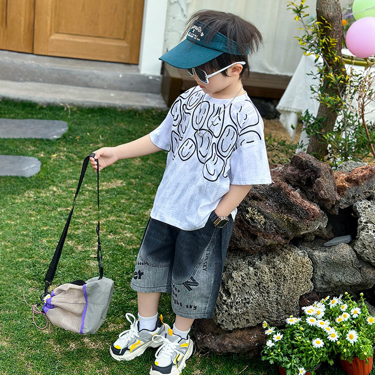 7282 Traje de camiseta sonriente para niños Traje de verano de manga corta para niños guapos y guapos 2025 nuevo traje de verano de dos piezas de la calle frita de verano