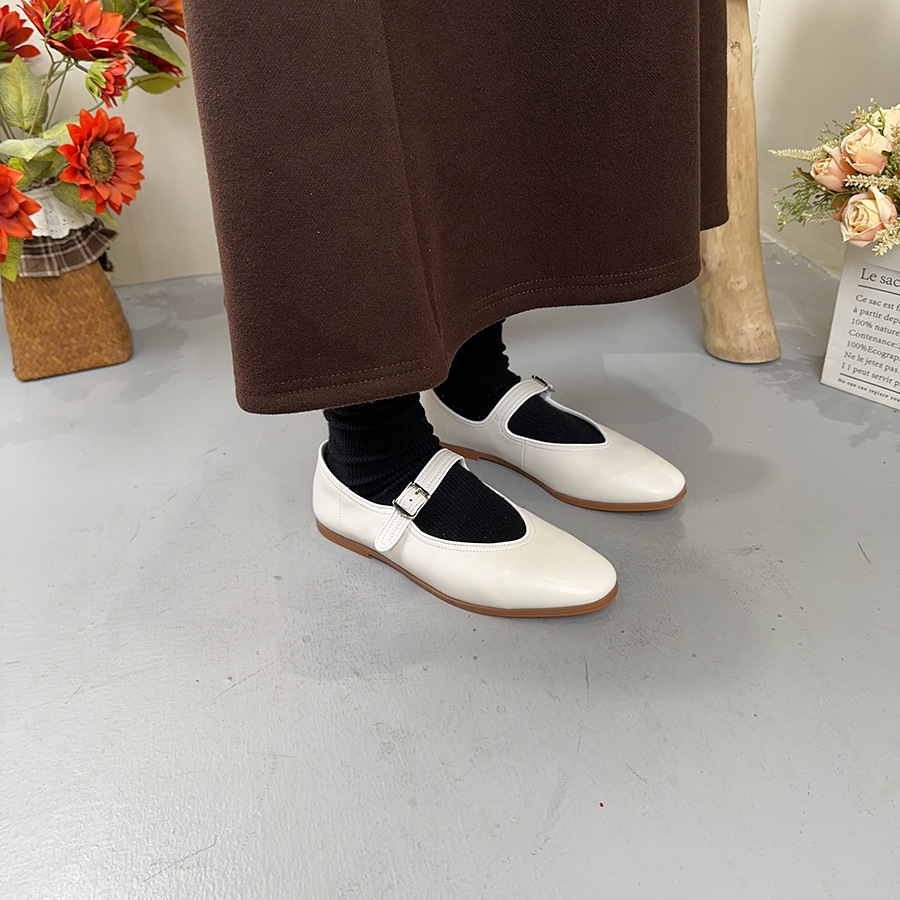 Low solid color shoes with a strap low-cut