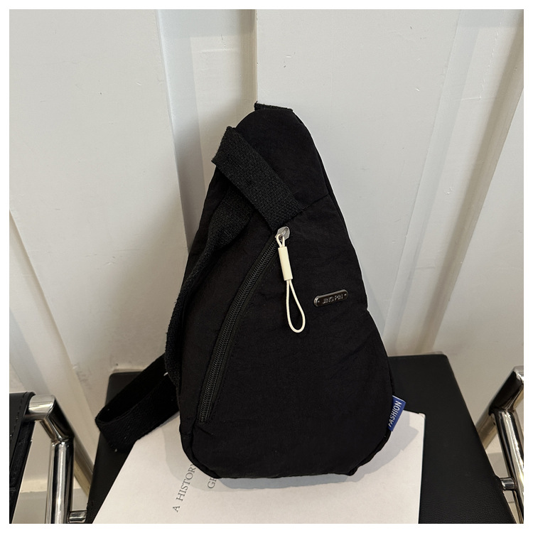 The new large-capacity, fashionable and versatile Korean casual chest bag for autumn and winter, as well as the simple travel canvas bag, are selling well among women undefined