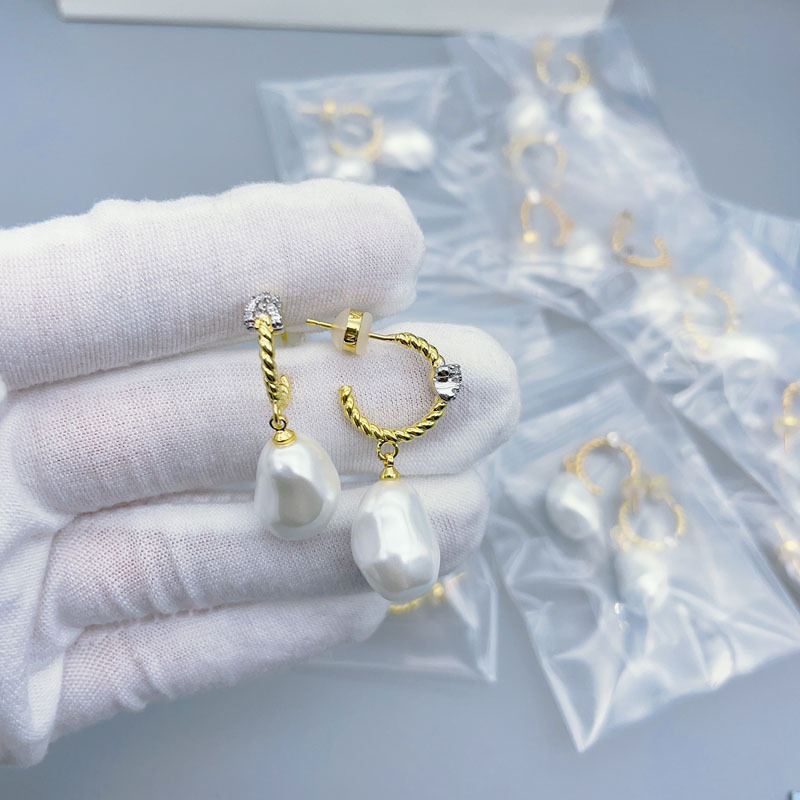 Agile small fashionable elegant design organic earrings from pearl