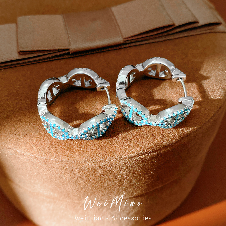 Medieval vintage zircon nariz de cerdo redondo hueco pernos personales fríos pendientes de lujo ligero de alta calidad pernos