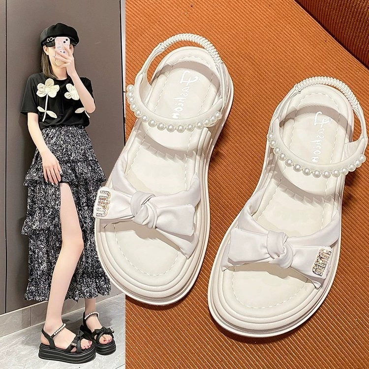 Мафли с толстой подошной жемчужной сандалии женские весной и летом носят 2024 новые повседневные модные дикие песочные сандалии